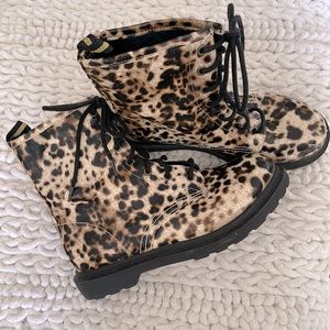 3/$40 ✨ ARIZONA Leopard/cheetah print combat boots